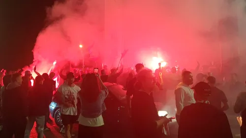 Imaginile care vor rămâne în istoria lui Dinamo: fanii au sărbătorit cu jucătorii pe drum, la stadionul din Ştefan cel Mare şi la statuia lui Cătălin Hîldan! VIDEO