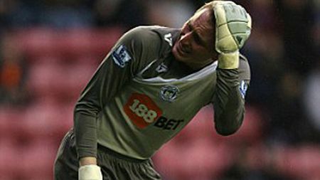 Cazul "Moneda" la englezi!** Portarul lui Wigan, lovit de fanii lui Burnley