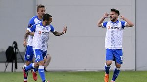 Trădarea deceniului pe axa Universitatea Craiova - FCSB i-a adus o sticlă de suc lui Ilie Dumitrescu! A pus pariu cu un alt invitat permanent, în pauza emisiunii de la Digisport!