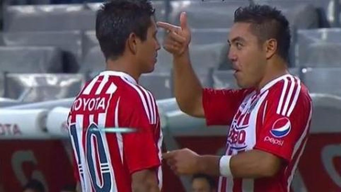 VIDEO Și-a pierdut un deget, a fost împușcat în cap, a tras pe nas "liniuțele" terenului!** Cele mai bizare scene văzute pe un teren de fotbal