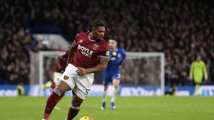 E un „tanc”, dar a primit interzis să ridice greutăți! Cel mai musculos fotbalist din Premier League surprinde: „Așa e genetica mea”