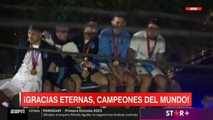 Campionii mondiali Leo Messi și Angel Di Maria, la un pas să cadă din autocar în timpul băii de mulțime din Argentina! Ce a pățit Leandro Paredes | VIDEO