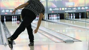 TIMP LIBER | Bowling, de la Fred Flintstone la distracția care se transformă în sport de performanță pentru că ți-ai cumpărat o bilă "profi"
