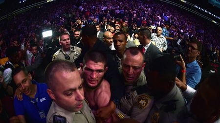 Explicația pentru haosul de la UFC 229: cele trei cuvinte care l-au făcut pe Khabib să turbeze de furie! Cine le-a rostit și cât de șifonată a ieșit "victima" rusului: "A recunoscut!"