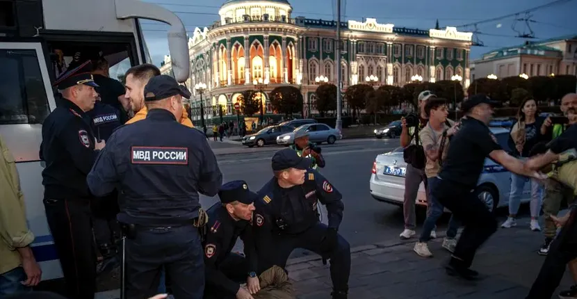 Un rus arestat la manifestațiile anti-război a primit la secția de poliție ordinul de a se înrola în armată. Care este pedeapsa pentru cei care refuză recrutarea