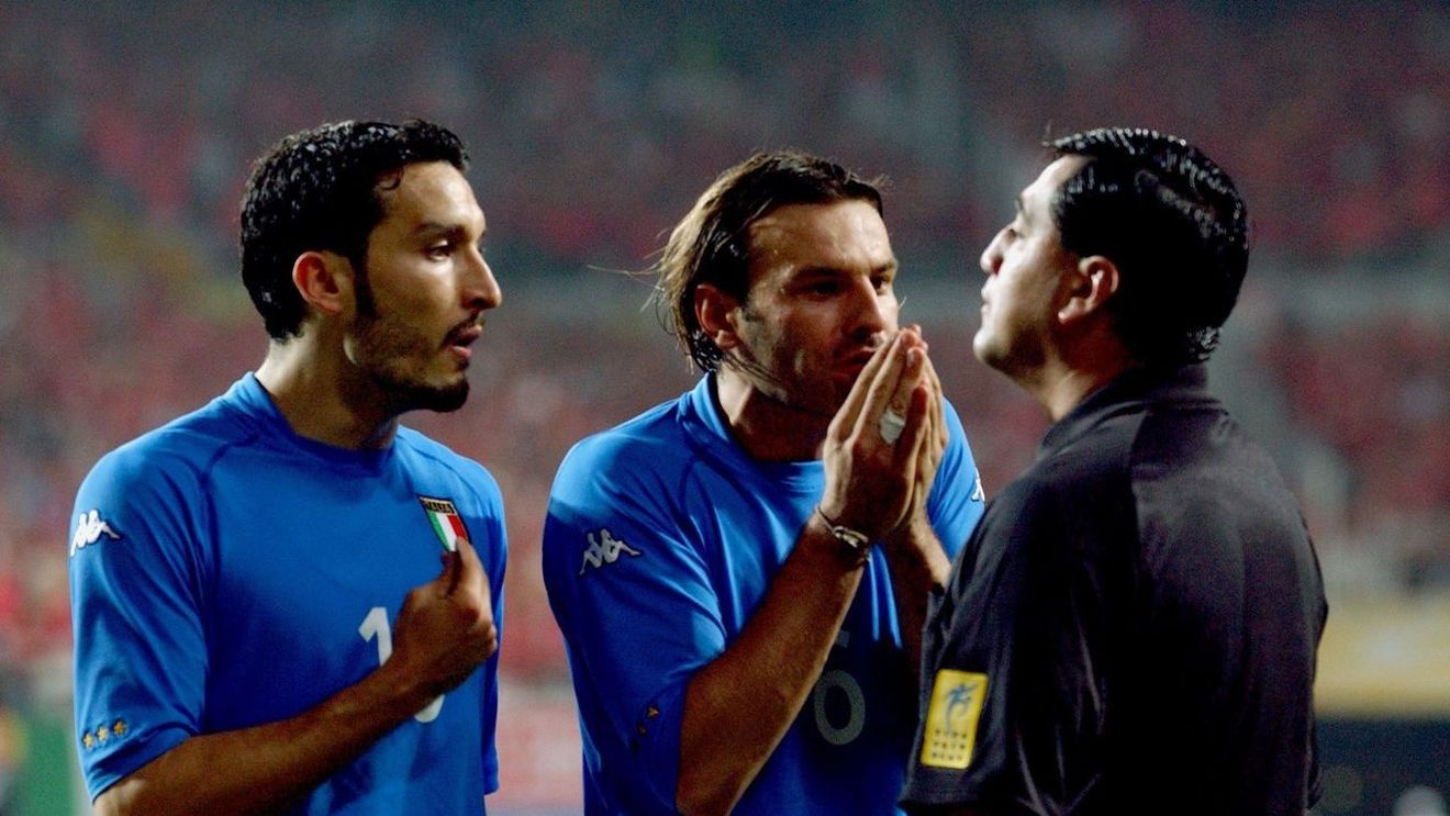 15 ani de la unul dintre cele mai scandaloase arbitraje din istoria Campionatului Mondial de fotbal. Povestea meciului Coreea de Sud - Italia și a ecuadorianului Byron Moreno