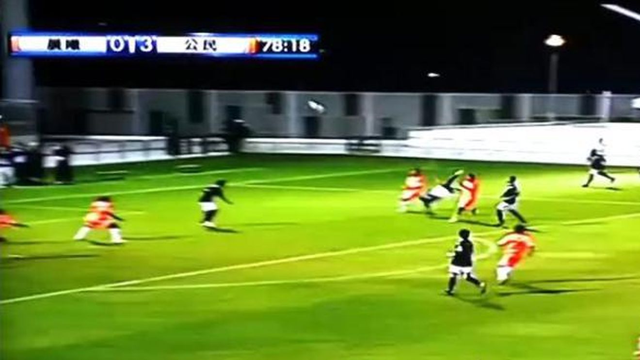 VIDEO Merită un Oscar pentru cum... a șutat!** "Lovitura scorpionului" împotriva propriei echipe! Ă‚sta e cel mai tare autogol EVER