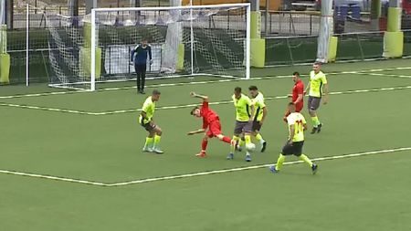 Fotbalistul-actor de la CSA Steaua l-a păcălit pe arbitru! Penalty inventat în meciul de baraj cu Mostiștea Ulmu | VIDEO