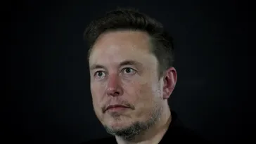 Elon Musk are o avere de 460 de miliarde de dolari, dar a fost pus la punct de celebrul tenismen, după ce un Cybertruck a sărit în aer în fața hotelului lui Donald Trump