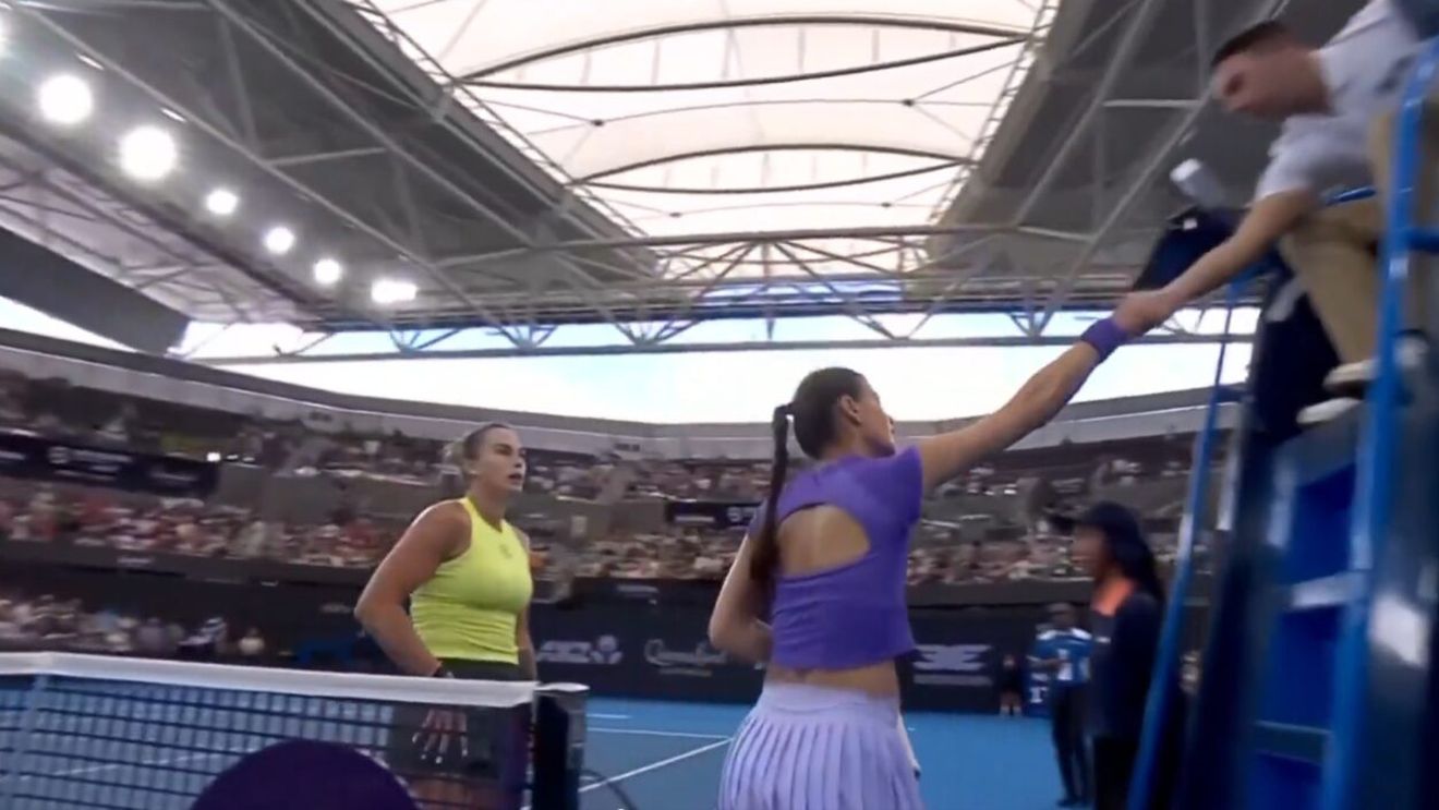 Gestul Arynei Sabalenka în momentul strângerii de mână cu Sorana Cîrstea, la fileu! Liderul WTA a avut o reacție elocventă la Brisbane. VIDEO