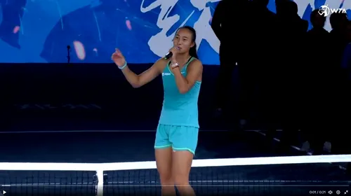 Faza zilei în tenis. Jucătoarea numărul 1 a Chinei a luat microfonul și a început să cânte pe teren după ce a câștigat cel mai important titlu al carierei: „A atins toate notele!” VIDEO