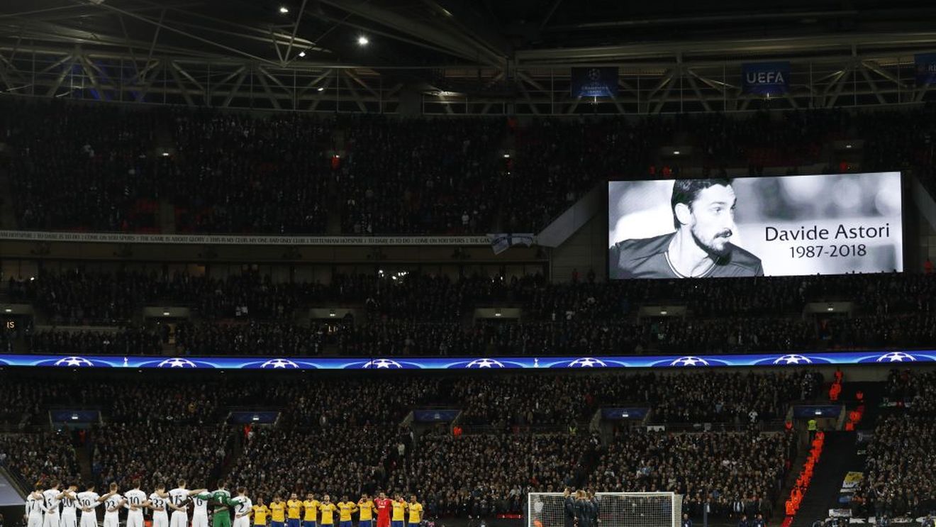 Cei 90.000 de oameni prezenți pe Wembley au amuțit când a fost afișată fotografia lui Davide Astori. FOTO | Chiellini a izbucnit în lacrimi