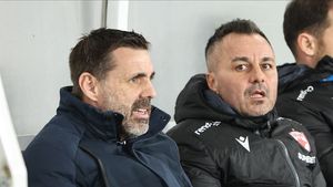 Dinamo Bucureşti face transferuri de Europa. După ce a ajuns la un acord cu atacantul Alexandru Pop, "câinii" negociază pentru "noul Dennis Man" din Superliga