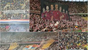 FOTO | Cum se pot contra două galerii și fără să împartă pumni: ironii, contra-mesaje și cinstirea gloriilor. Toate bannerele afișate de suporteri în timpul meciului Steaua - Academia Rapid

