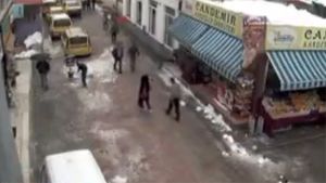 Și-a găsit mașina făcută zob! VIDEO Acest șofer nu va mai parca niciodată fără a se uita în sus