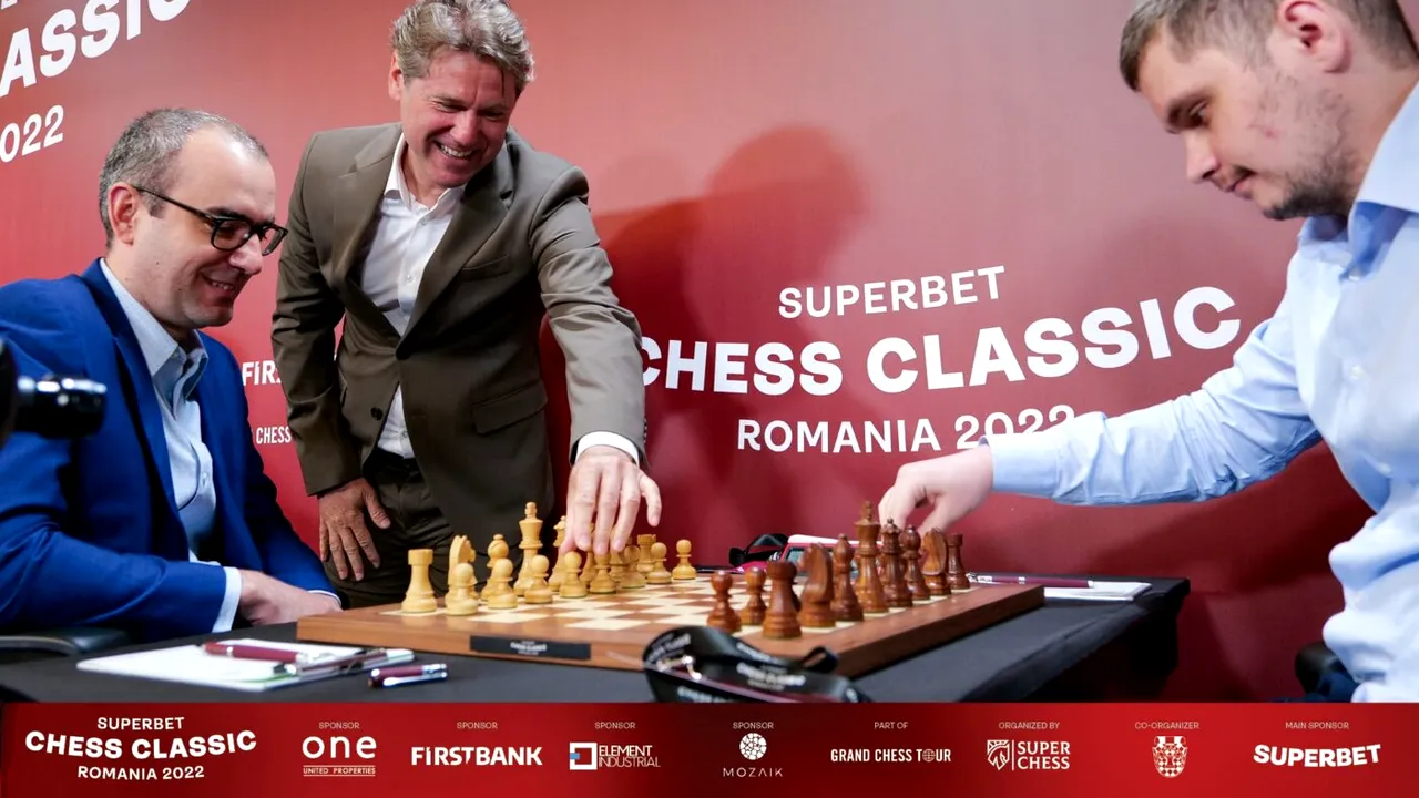 Bogdan Deac a pierdut cu Leinier Dominguez la Superbet Chess Classic Romania 2022. Prima mutare i-a aparținut fostului fotbalist Florin Răducioiu