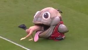 VIDEO | Faza zilei vine din Anglia! O mascotă l-a înghițit pe un bărbat care a lovit-o cu o minge. Tânărul a reușit să scape, dar a rămas fără haine :)