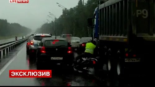 VIDEO A murit sub roțile camionului