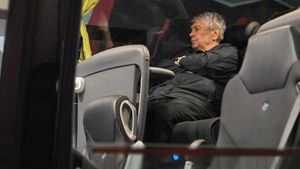 O imagine cât o carieră: Mircea Lucescu, singur în autocar, după ce România a ratat calificarea la Campionatul Mondial!