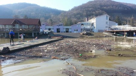 Condiții incredibile de pregătire pentru viitoarele campioane olimpice ale canotajului românesc! "Strălucim în mizerie"