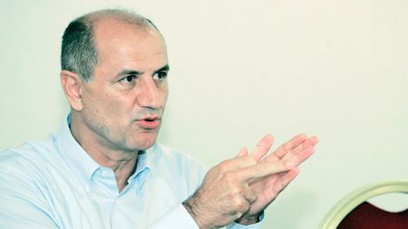 Copos amenință, Iancu este ironic