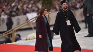 Gigi Becali a văzut-o pe Maia Sandu la Catedrala Mântuirii Neamului și a dat verdictul: „N-ai ce căuta aici, în partea asta!”