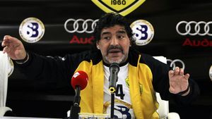 Maradona vrea să revină la Napoli cu orice preț! :) Spune că-i va cere Italiei 50 de mil. de euro, ca să se poată întoarce în "Cizmă"