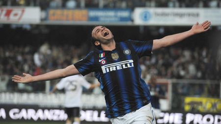 Inter amână IREAL fiesta rivalei Milan!** Pazzini marchează de două ori în prelungiri și își menține echipa în cursa pentru titlu