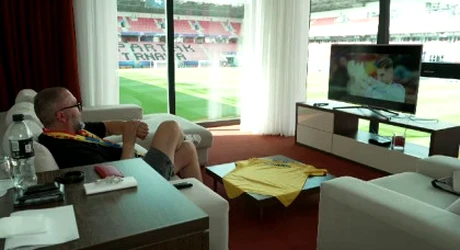 Cel mai norocos suporter al României U21: camera lui de hotel are vedere directă la stadion