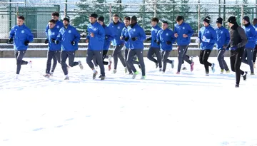 Antrenament în zăpadă pentru CSM Slatina, la reunire. Claudiu Niculescu a avut sub comandă 26 de fotbaliști, dar anunță achiziții: ”Doi jucători”