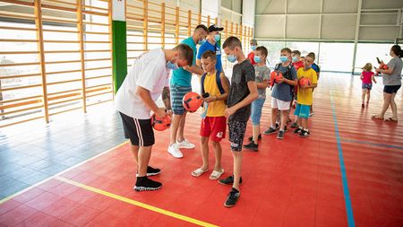 Nu au uitat de unde au plecat! Gest superb făcut de Mihai Pintilii și Ovidiu Mihalache pentru copiii din comuna natală. EXCLUSIV | GALERIE FOTO