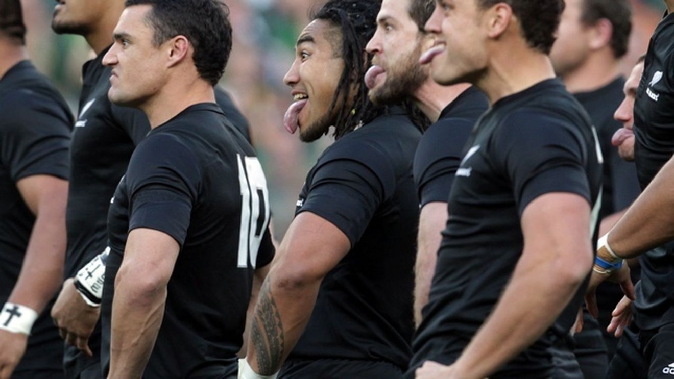 VIDEO INCREDIBIL** Trucaj sau talent? Te crucești când VEZI ce fac cu balonul oval!