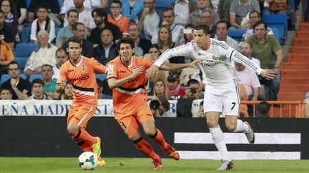 Ronaldo menține vii speranțele Realului. "Galacticii" nu profită de pașii greșiți făcuți de BarÃ§a și Atletico, dar păstrează șanse la titlu. Real - Valencia 2-2