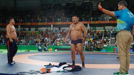 VIDEO | Pâine și circ la JO de la Rio. Doi antrenori mongolezi s-au dezbrăcat în fața arbitrilor pe motiv că ar fi fost „furați"