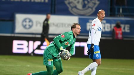 Gafă colosală făcută de Giedrius Arlauskis! Portarul lituanian l-a faultat pe Mihai Popescu în colțul careului, iar Farul și-a dublat avantajul în partida cu Universitatea Craiova