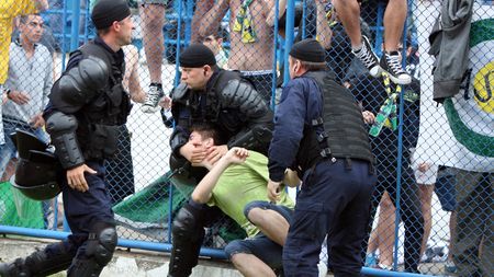 INCREDIBIL - Fani călcați în picioare la un meci din campionatul de fotbal al Poliției! Supărați că au pierdut, jandarmii din București s-au răzbunat