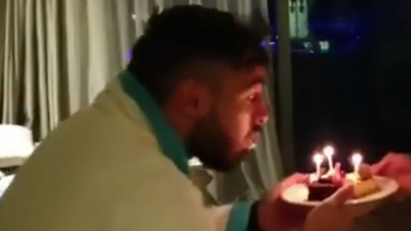 Imagini spectaculoase din cantonamentul Viitorului. Jucătorii au intrat cu tortul în cameră peste sărbătoritul zilei. VIDEO