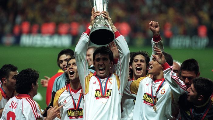 Moment şocant cu Mircea Lucescu şi Gică Hagi, la pauza meciului dintre Galatasaray şi Real Madrid. Antrenorul l-a făcut praf pe Rege, în vestiar, iar ce s-a întâmplat apoi e uluitor: „Am sărit amândoi pe el! A zburat”