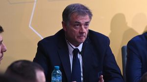 Câștigă un munte de bani de la FRF, dar Kyros Vassaras este „pictat” de „nea” Mihai Stoichiță drept un om modest: „Nu are mașină, vine cu taxiul”