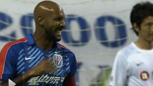VIDEO! Faza GENIALĂ‚ după care zeii Anelka și Drogba strigă: "N-avem cu cine"!**  Cum și-a bătut joc un "pământean" de o acțiune care i-a lăsat pe toți mască :)
