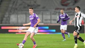 Jucătorii Rapidului dau de pământ cu brigada de arbitri, după ce le-a fost refuzat un penalty în derby-ul pierdut cu U Cluj: „L-a călcat clar, nu e posibil așa ceva!”