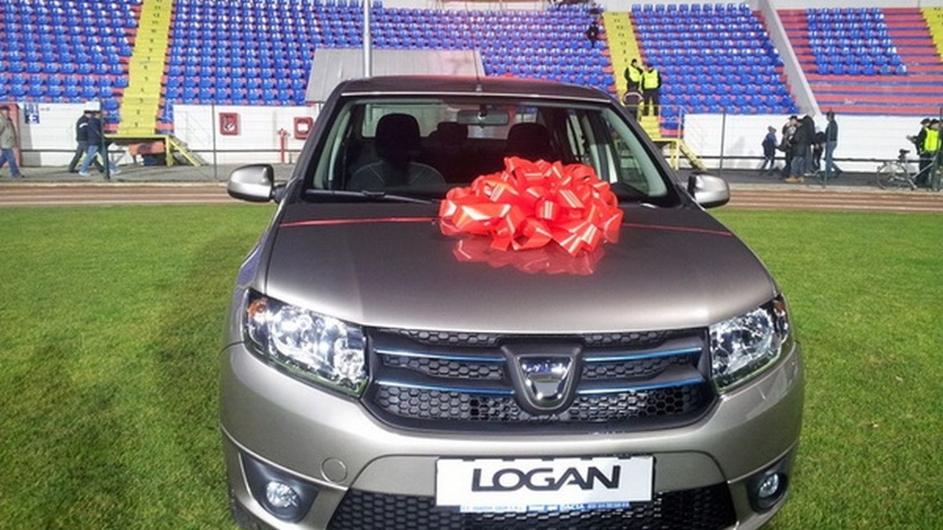 VIDEO | Râsu-plânsu' la FC Botoșani. Un suporter a câștigat un Logan, însă nu poate primi mașina pentru că a pierdut biletul la meci. Reacția genială a "ghinionistului câștigător"