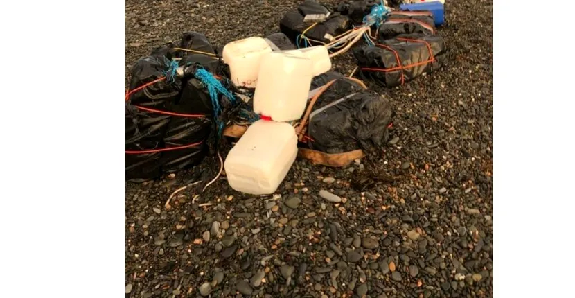 Cocaină pură. Un bărbat care se plimba pe o plajă din Țara Galilor a făcut o descoperire, de peste 100 de milioane de euro