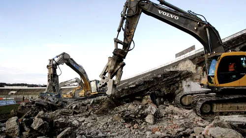 A început demolarea emblematicului stadion al Universității Cluj