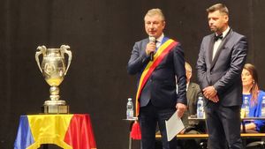 Banii pe care trebuia să-i achite CFC Argeș pentru ”transferul” antrenorului Florin Maxim! Primarul Hunedoarei dezvăluie discuția cu Viorel Tudose, dă cărțile pe față și anunță obiectivul Corvinului. EXCLUSIV