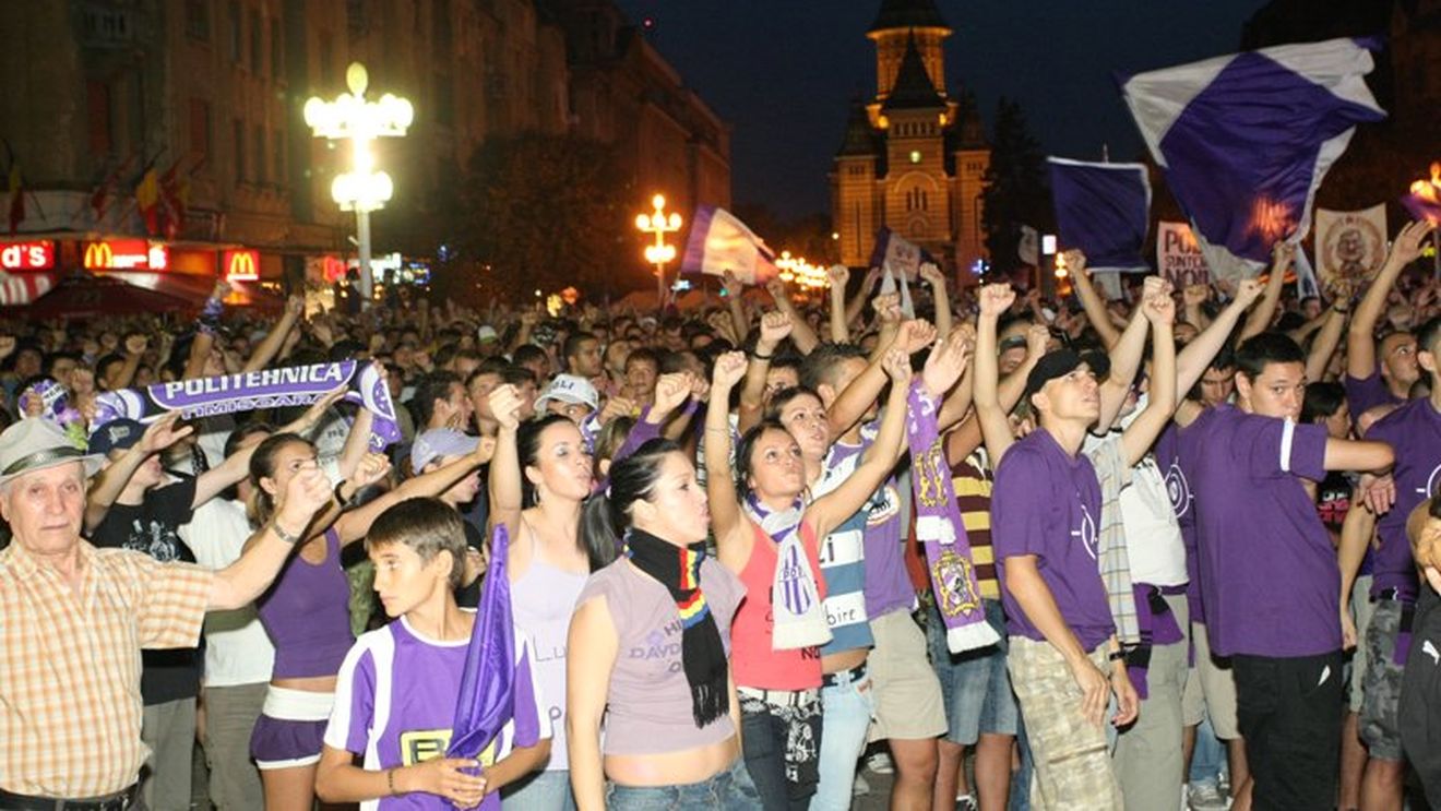 Fanii timișoreni protestează din nou în Piața Operei