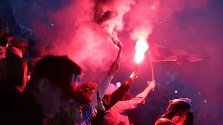 Imagini îngrozitoare de la celebrarea titlului câștigat de Napoli! Napoletanii au fost atacați cu bâte și curele, iar un tânăr a fost împușcat mortal