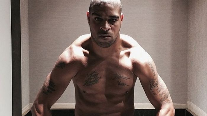 Adriano se dezbracă pe net pentru un nou contract. "Împăratul" a slăbit și se agață cu dinții de cariera de fotbalist