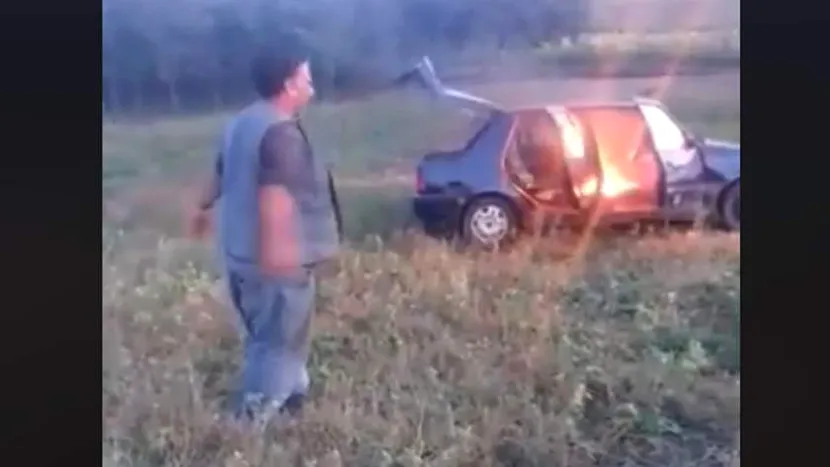 VIDEO | Un cioban din Cluj și-a incendiat mașina și a transmis totul live pe Facebook: „Îi dau foc și poliției, e una cu interlopii”