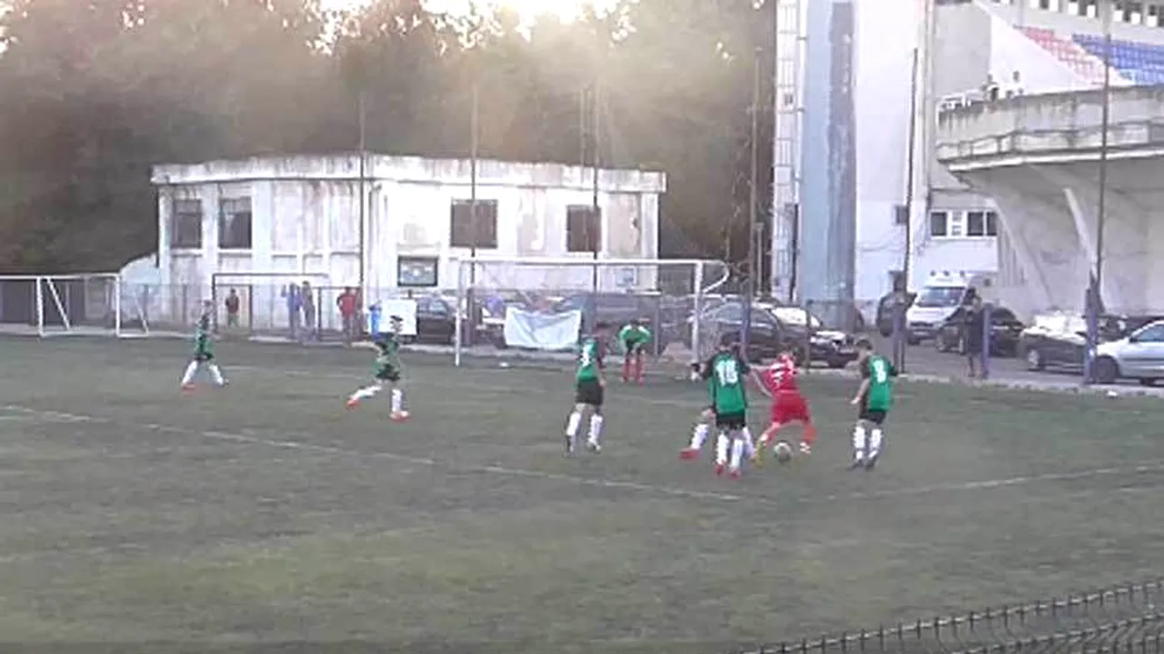 Scene brutale la un meci de Liga Elitelor U17. Antrenorul lui CSMS Iași U17, surprins în timp ce bătea un junior de pe banca de rezerve. FRF anchetează cazul